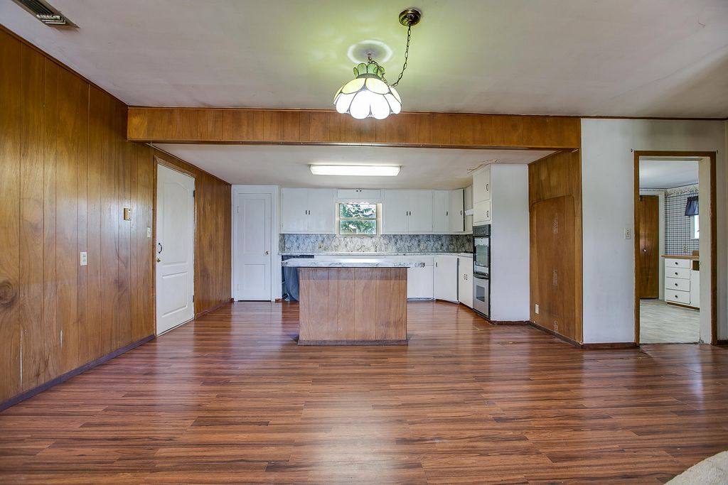 Image 11 of property listing at 805 Sycamore Street, Miles, TX 76861