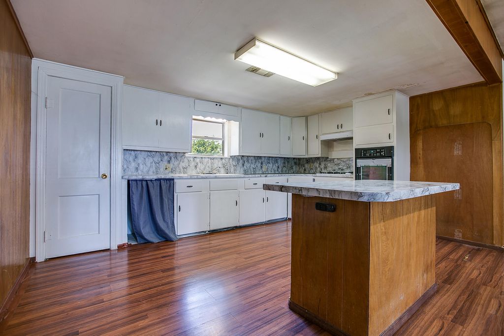 Image 12 of property listing at 805 Sycamore Street, Miles, TX 76861