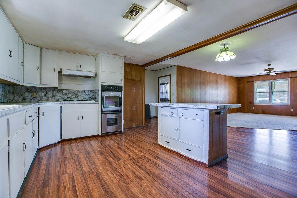 Image 13 of property listing at 805 Sycamore Street, Miles, TX 76861