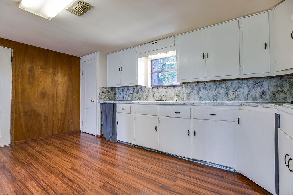 Image 14 of property listing at 805 Sycamore Street, Miles, TX 76861