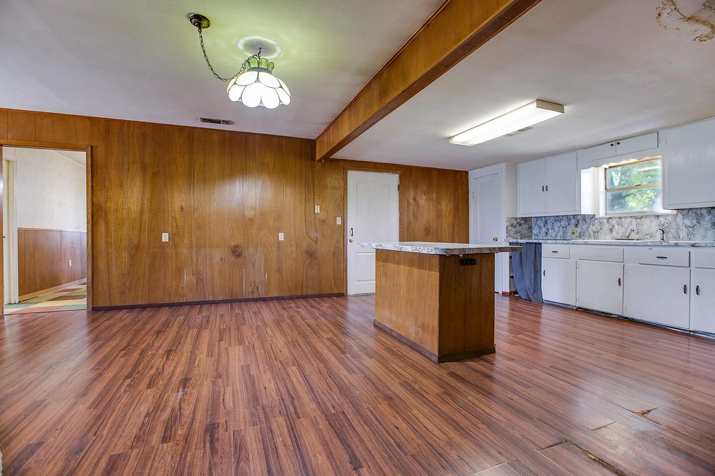 Image 15 of property listing at 805 Sycamore Street, Miles, TX 76861