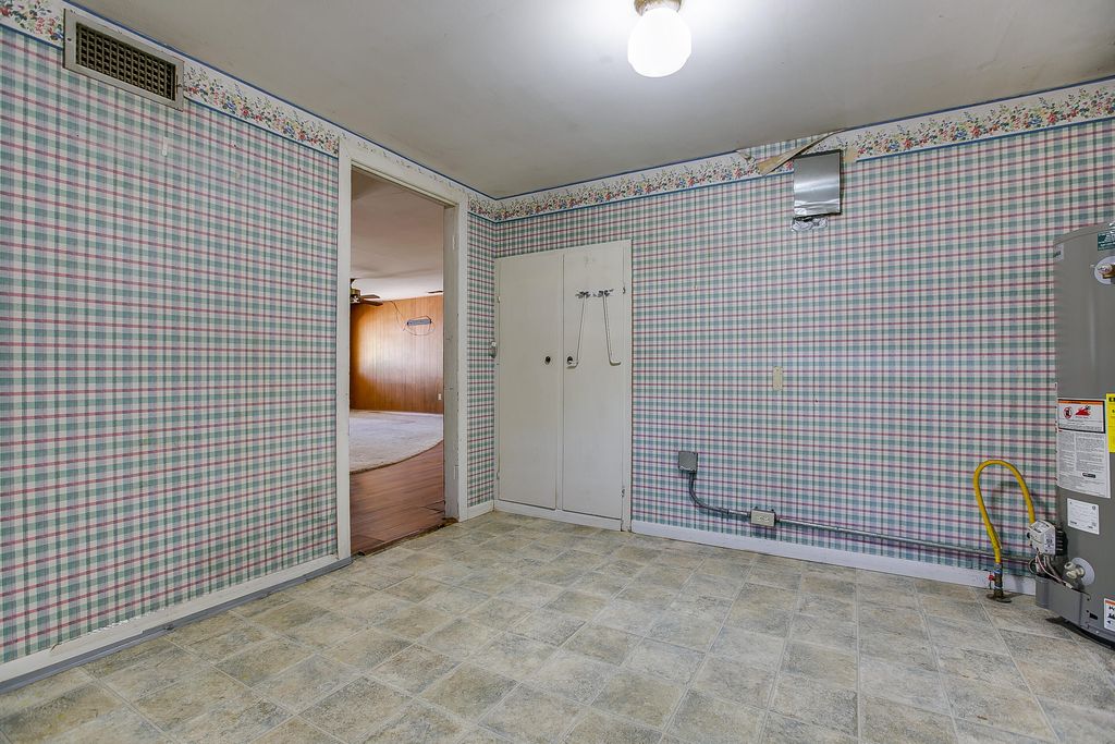 Image 17 of property listing at 805 Sycamore Street, Miles, TX 76861