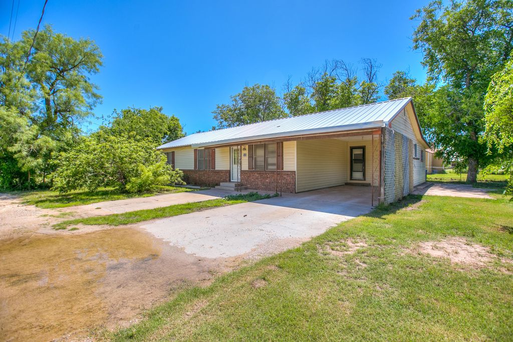 Image 2 of property listing at 805 Sycamore Street, Miles, TX 76861
