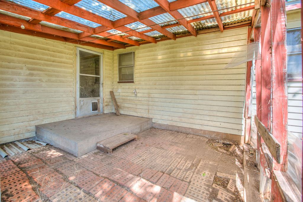 Image 26 of property listing at 805 Sycamore Street, Miles, TX 76861