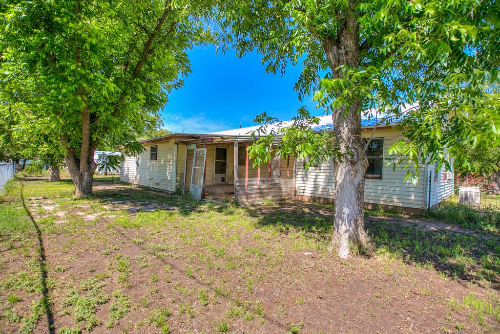 Image 27 of property listing at 805 Sycamore Street, Miles, TX 76861