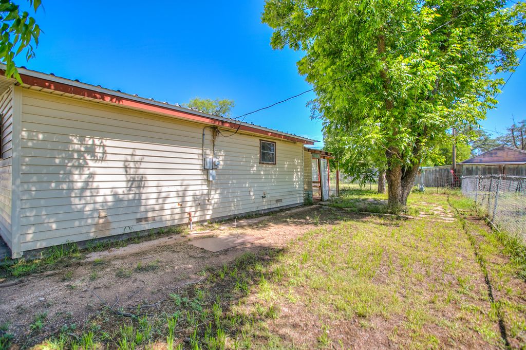 Image 28 of property listing at 805 Sycamore Street, Miles, TX 76861