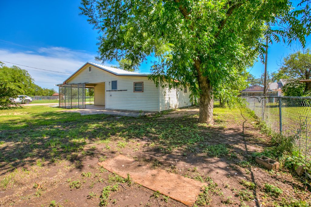Image 29 of property listing at 805 Sycamore Street, Miles, TX 76861