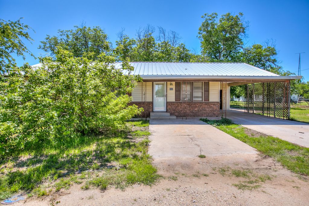 Image 3 of property listing at 805 Sycamore Street, Miles, TX 76861