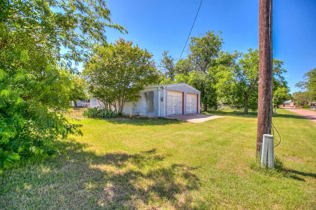 Image 30 of property listing at 805 Sycamore Street, Miles, TX 76861