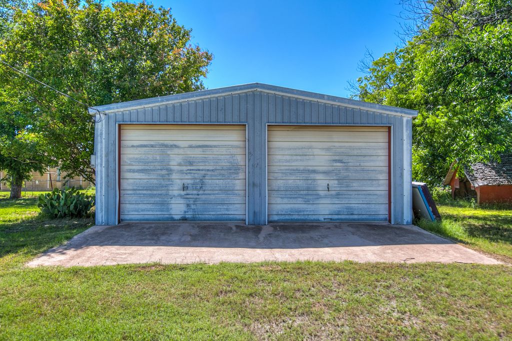 Image 31 of property listing at 805 Sycamore Street, Miles, TX 76861