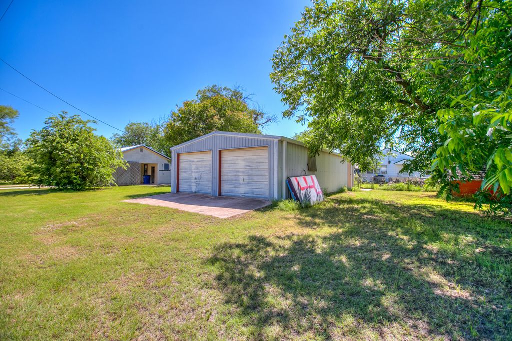 Image 32 of property listing at 805 Sycamore Street, Miles, TX 76861