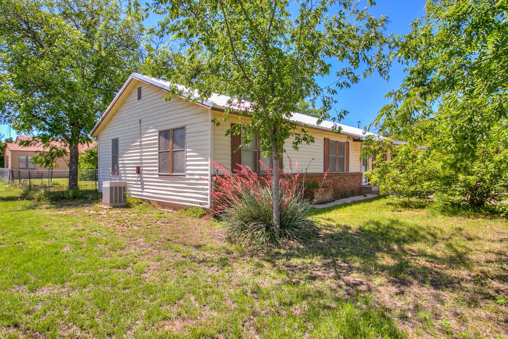 Image 4 of property listing at 805 Sycamore Street, Miles, TX 76861