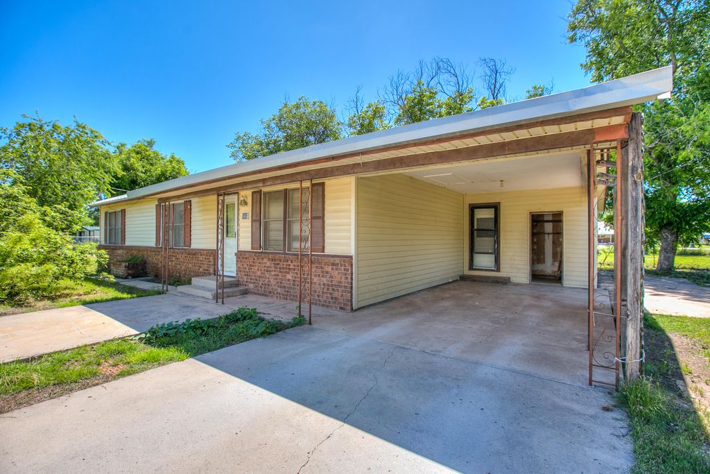 Image 5 of property listing at 805 Sycamore Street, Miles, TX 76861