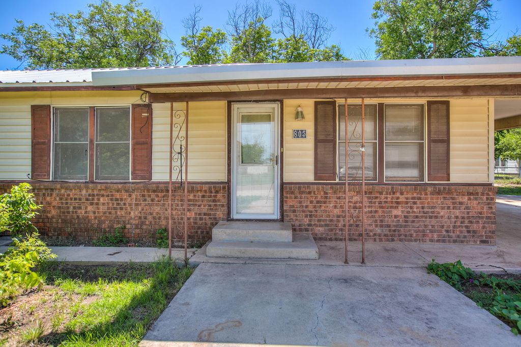Image 6 of property listing at 805 Sycamore Street, Miles, TX 76861