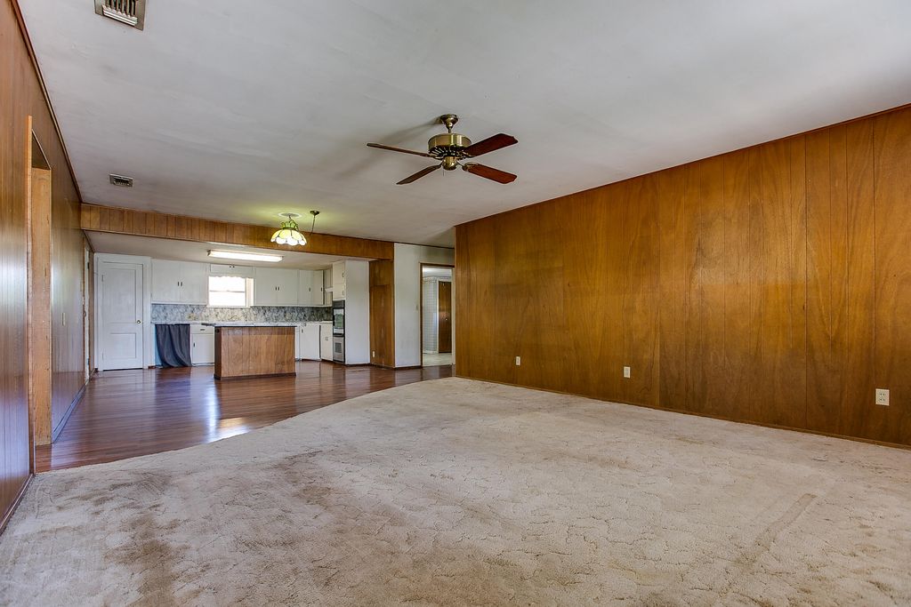 Image 7 of property listing at 805 Sycamore Street, Miles, TX 76861