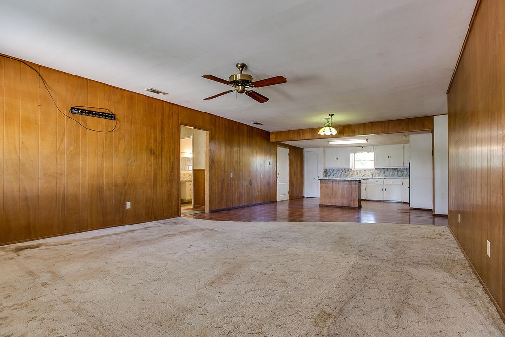 Image 8 of property listing at 805 Sycamore Street, Miles, TX 76861