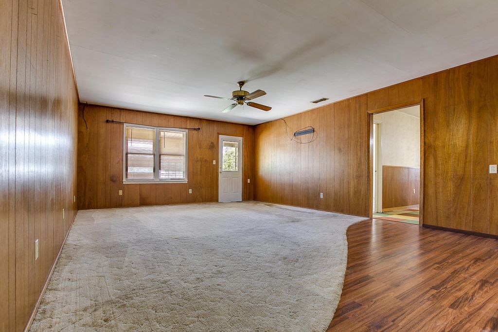 Image 9 of property listing at 805 Sycamore Street, Miles, TX 76861