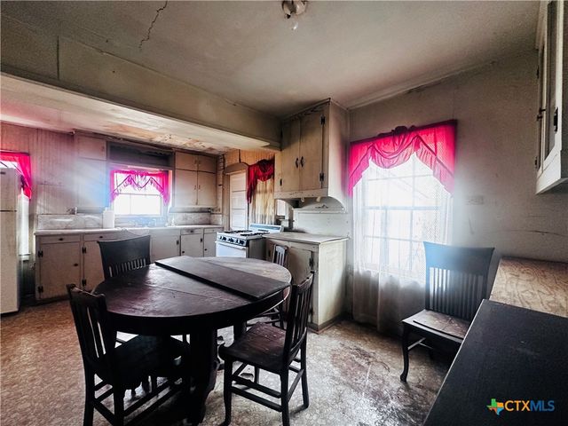 701 W May Street, Yoakum, TX 77995