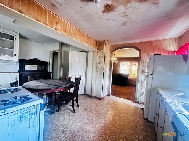 701 W May Street, Yoakum, TX 77995