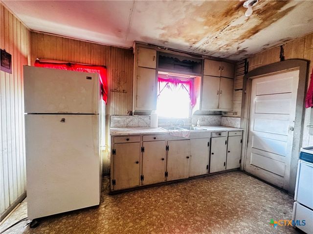 701 W May Street, Yoakum, TX 77995