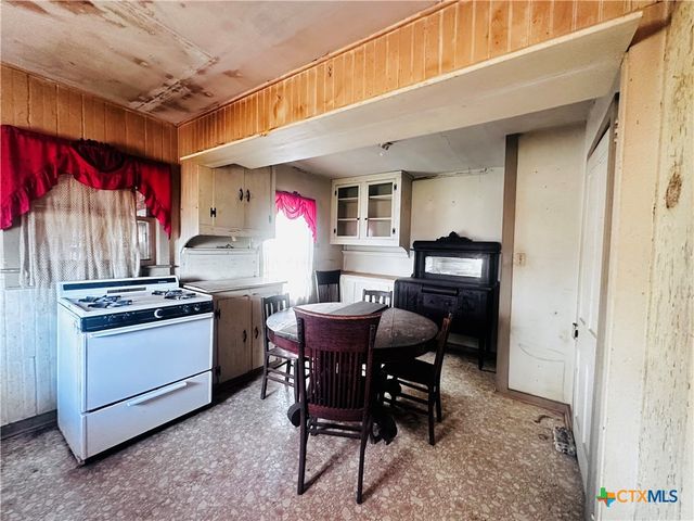 701 W May Street, Yoakum, TX 77995