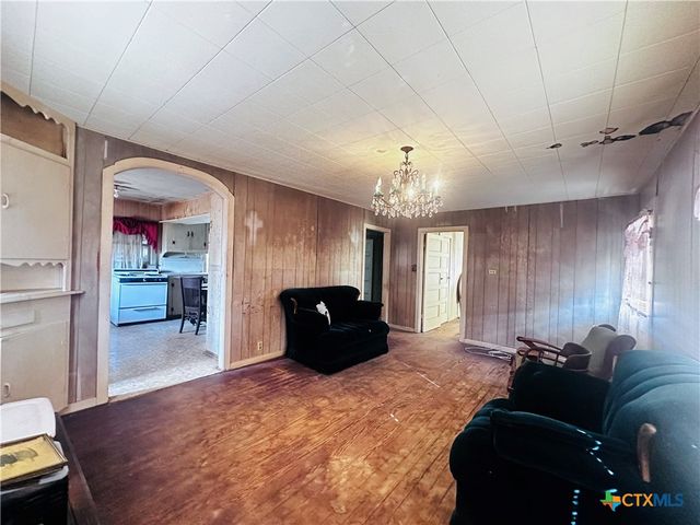 701 W May Street, Yoakum, TX 77995