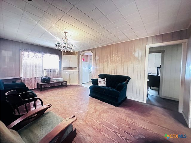 701 W May Street, Yoakum, TX 77995