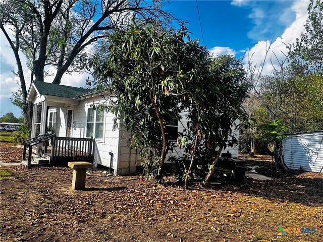 701 W May Street, Yoakum, TX 77995