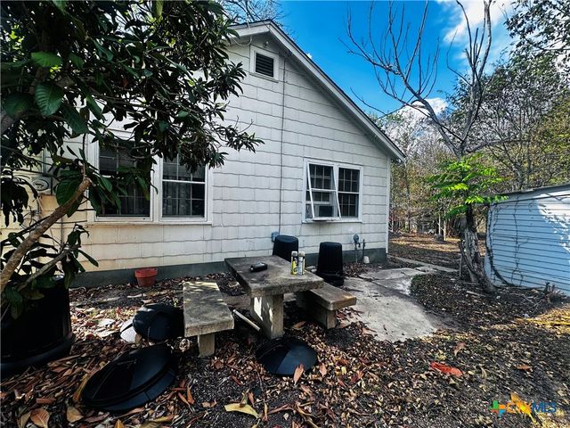 701 W May Street, Yoakum, TX 77995