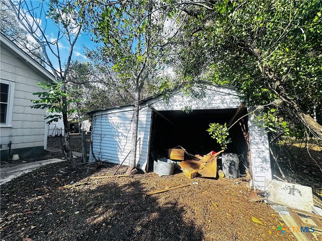 701 W May Street, Yoakum, TX 77995