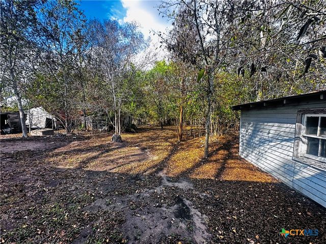 701 W May Street, Yoakum, TX 77995