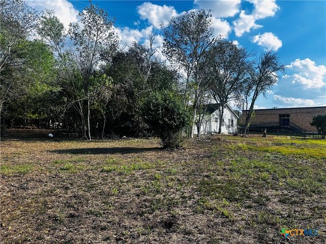 701 W May Street, Yoakum, TX 77995