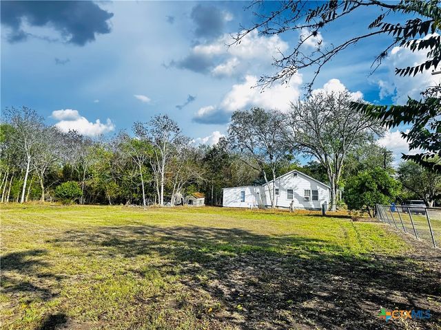 701 W May Street, Yoakum, TX 77995