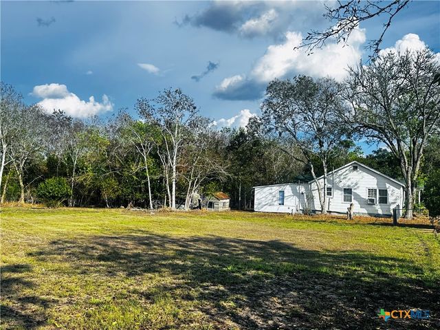 701 W May Street, Yoakum, TX 77995