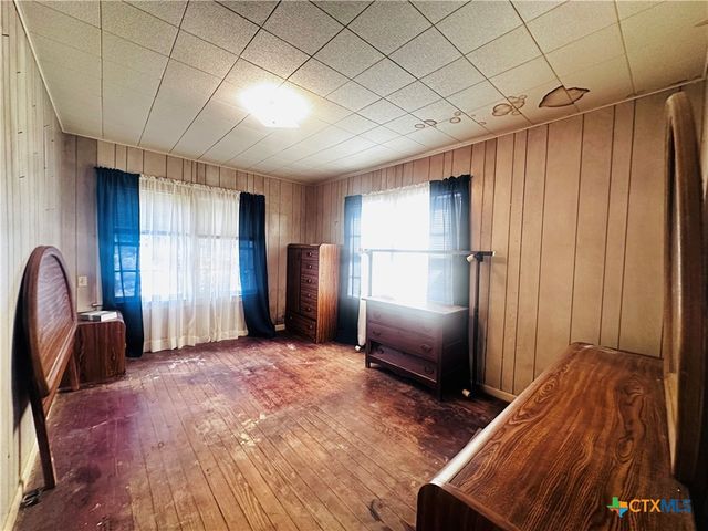 701 W May Street, Yoakum, TX 77995