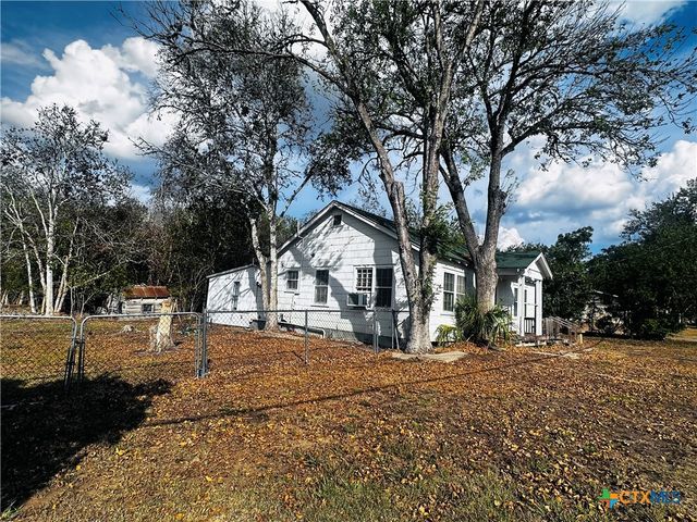 701 W May Street, Yoakum, TX 77995