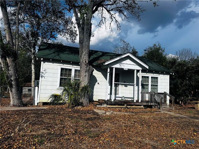 701 W May Street, Yoakum, TX 77995