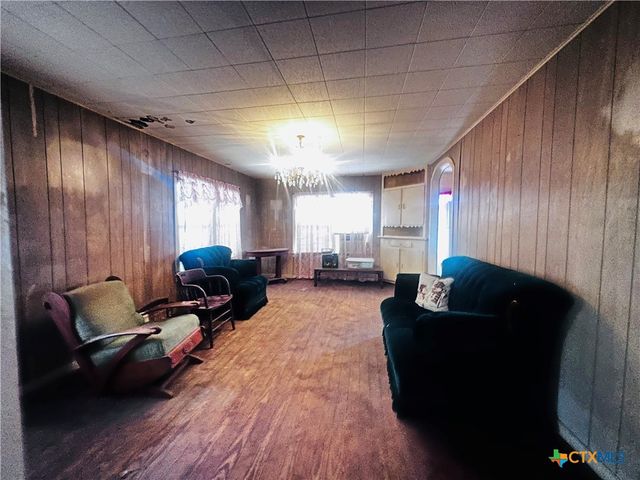 701 W May Street, Yoakum, TX 77995