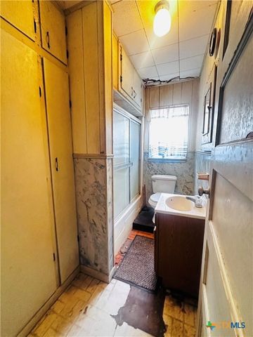 701 W May Street, Yoakum, TX 77995