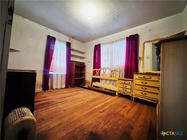 701 W May Street, Yoakum, TX 77995