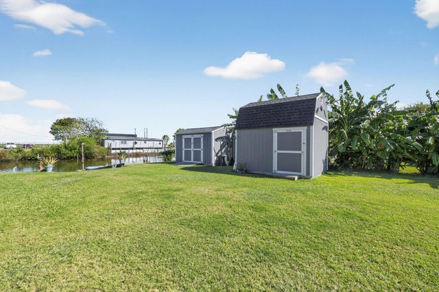 83 County Road 299, Bay City, TX 77414