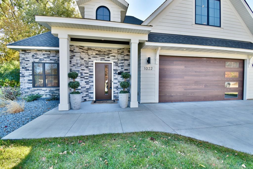 1022 Gardner Street E, Wayzata, MN 55391