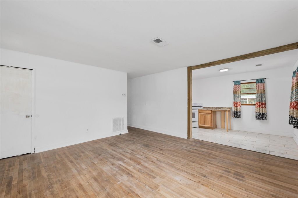 407 ELLINGTON Avenue