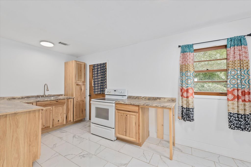 407 ELLINGTON Avenue