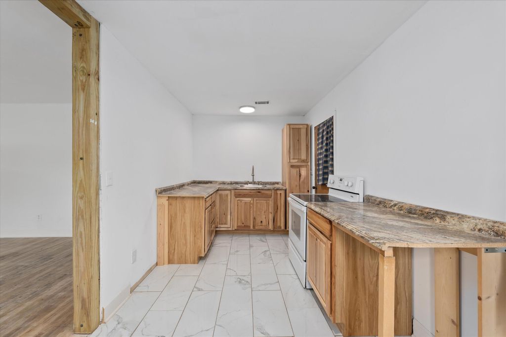 407 ELLINGTON Avenue