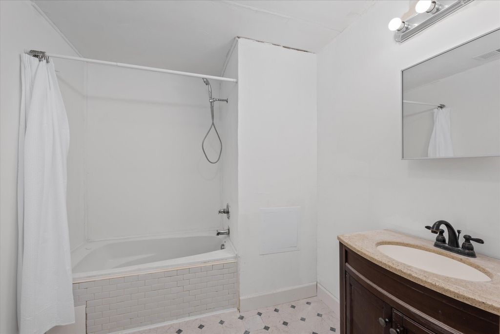 407 ELLINGTON Avenue