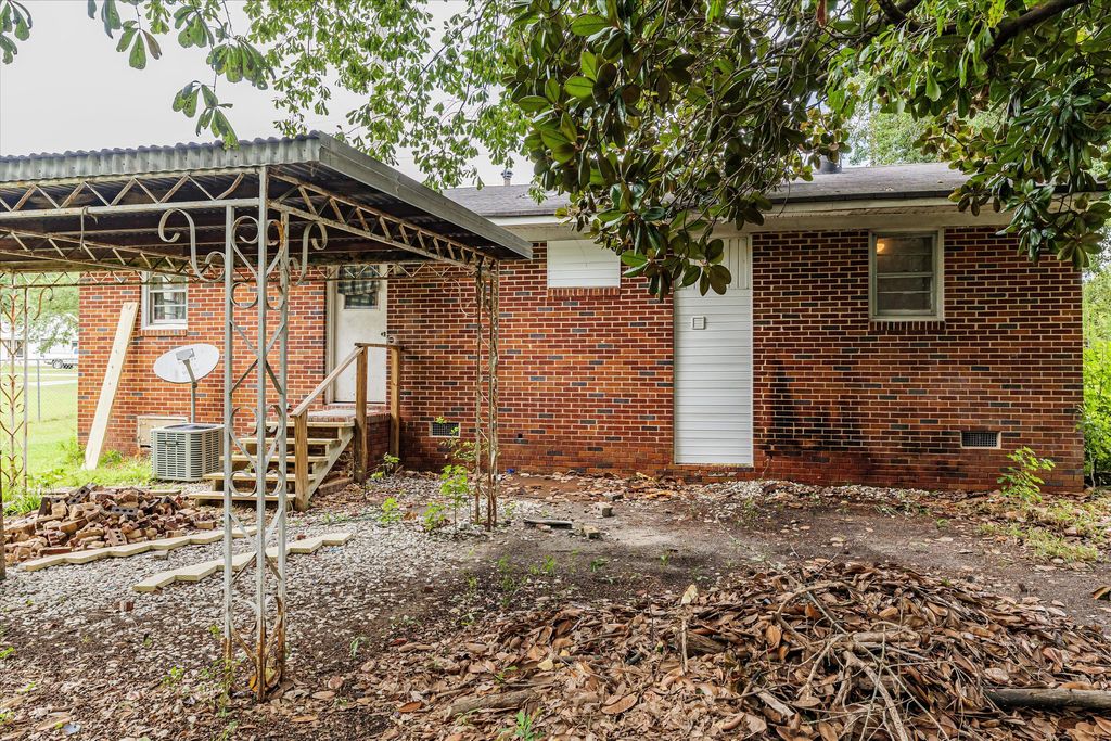 407 ELLINGTON Avenue