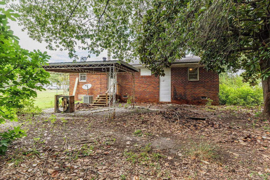 407 ELLINGTON Avenue