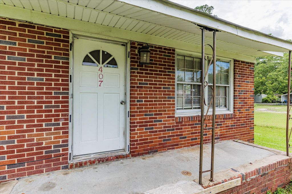 407 ELLINGTON Avenue