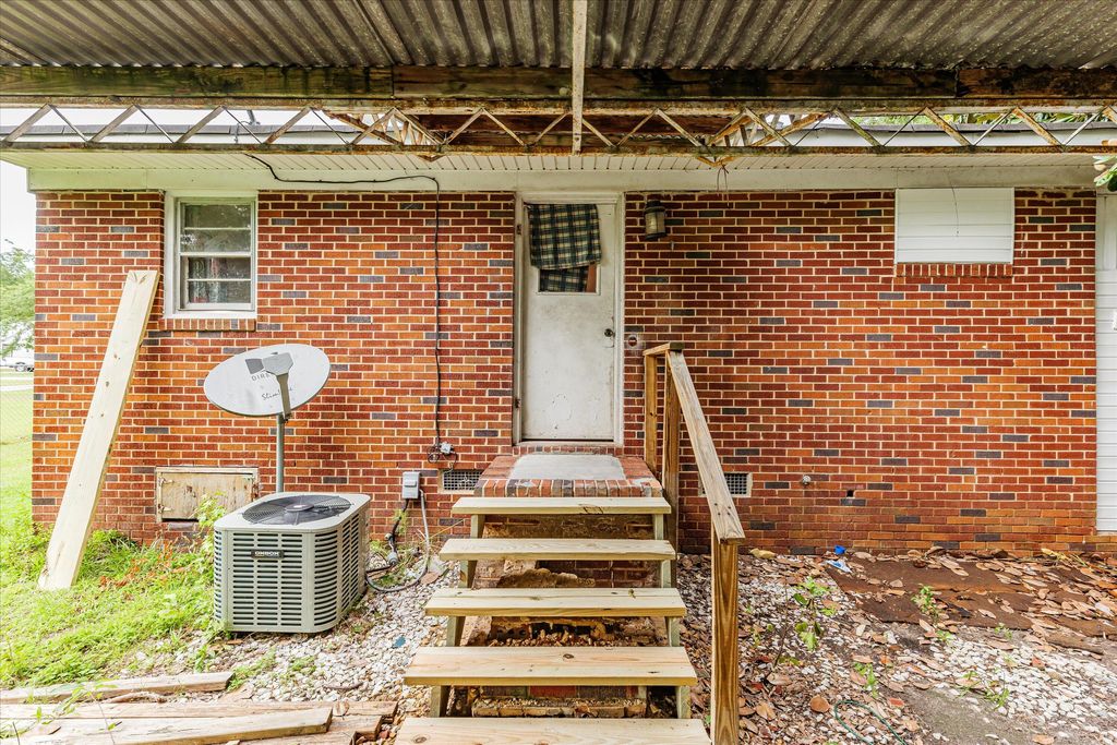 407 ELLINGTON Avenue